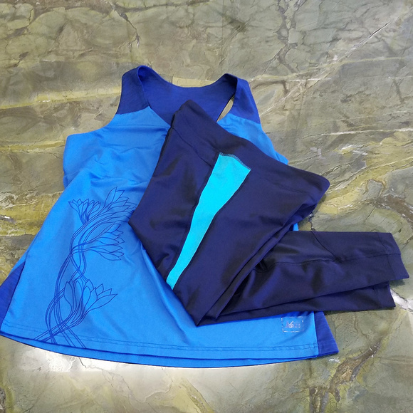 Under Armour Tops - Under Armour M workout bundle tank capris